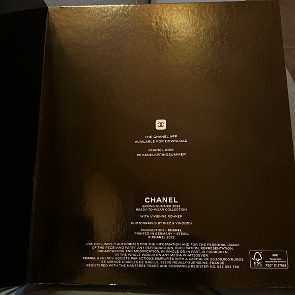 Chanel hard back coffee table book - Picture 4 of 5